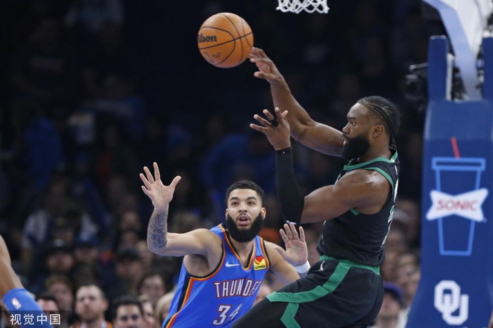 光聚焦在两 光聚焦在两