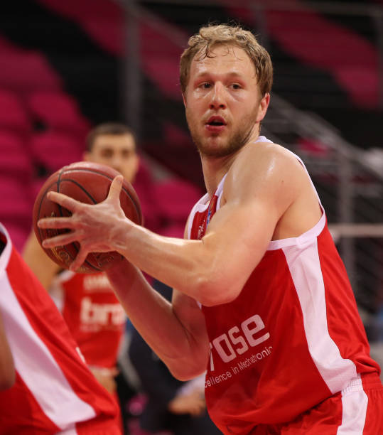 保持在接近 保持在接近